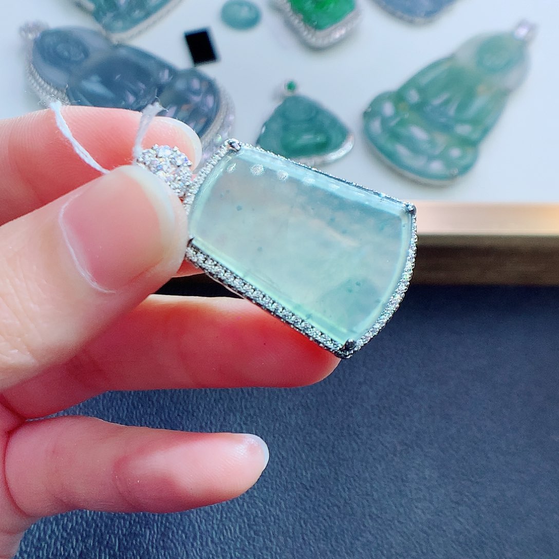 翡翠颈饰未镶嵌翡翠