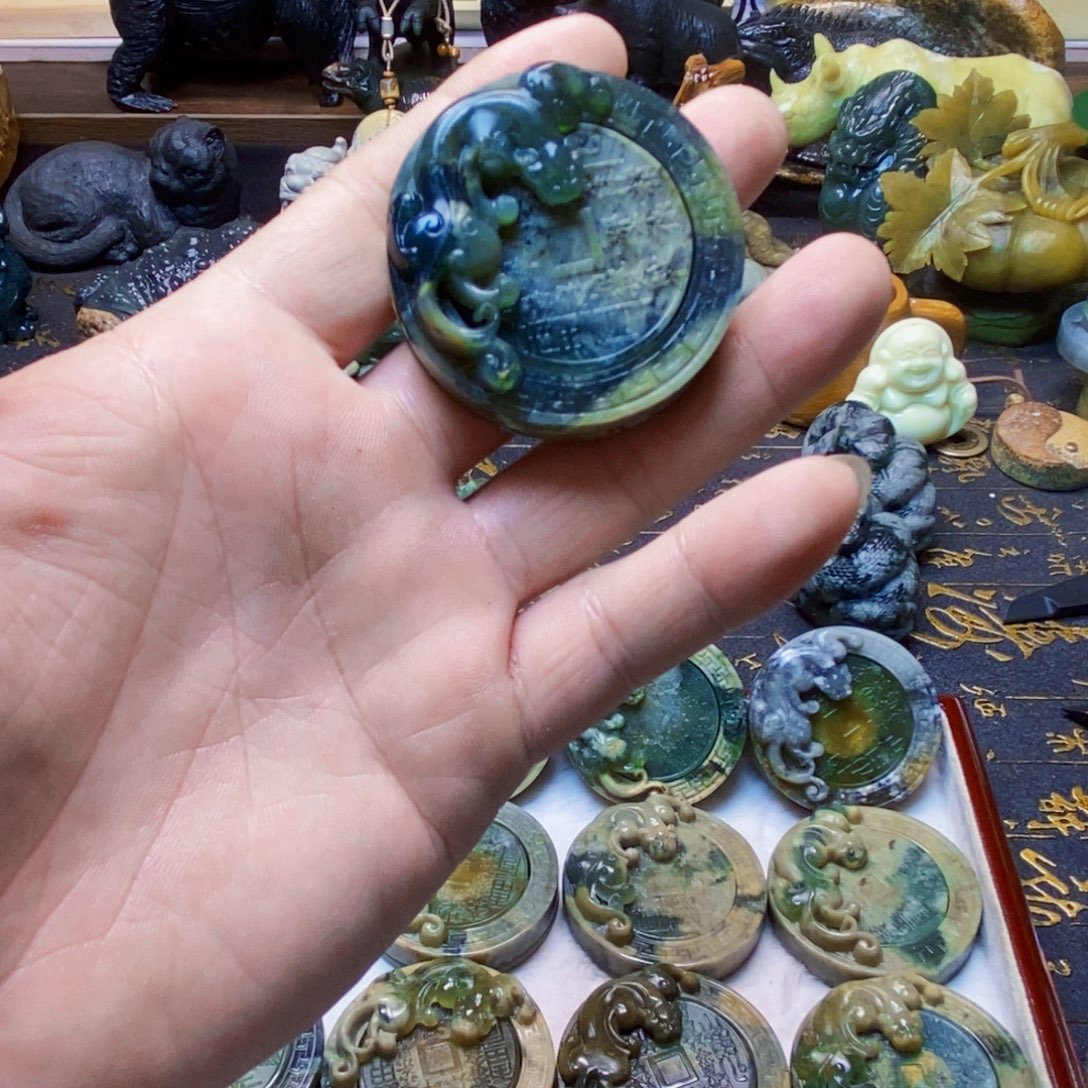 水***士蛇纹石玉未镶嵌颈饰
