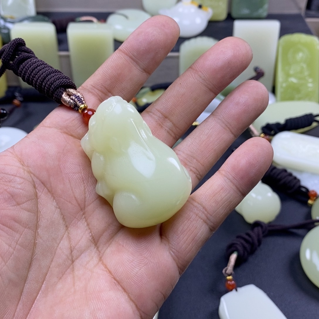 和田玉未镶嵌颈饰调****君