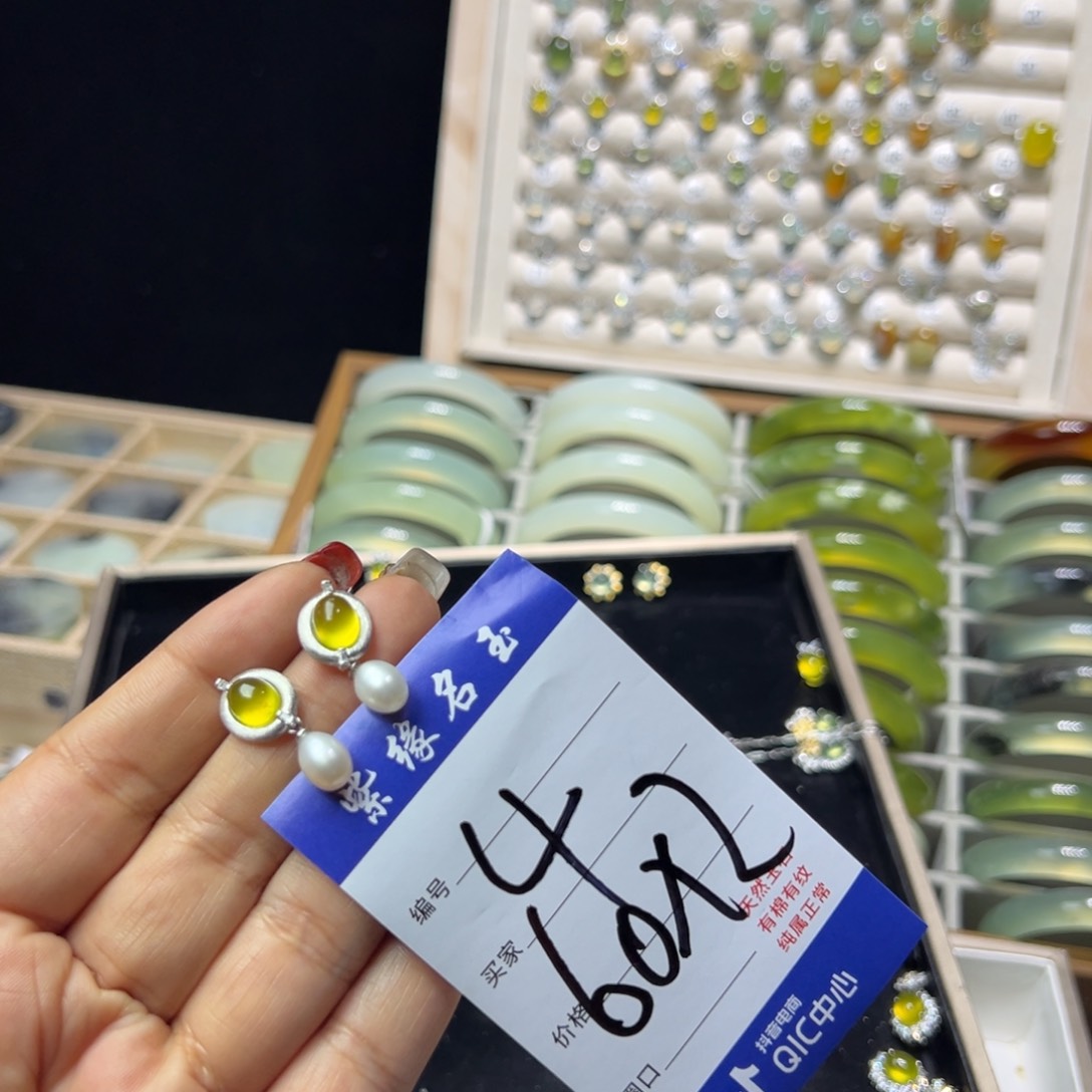 晓****蛇纹石玉未镶嵌颈饰