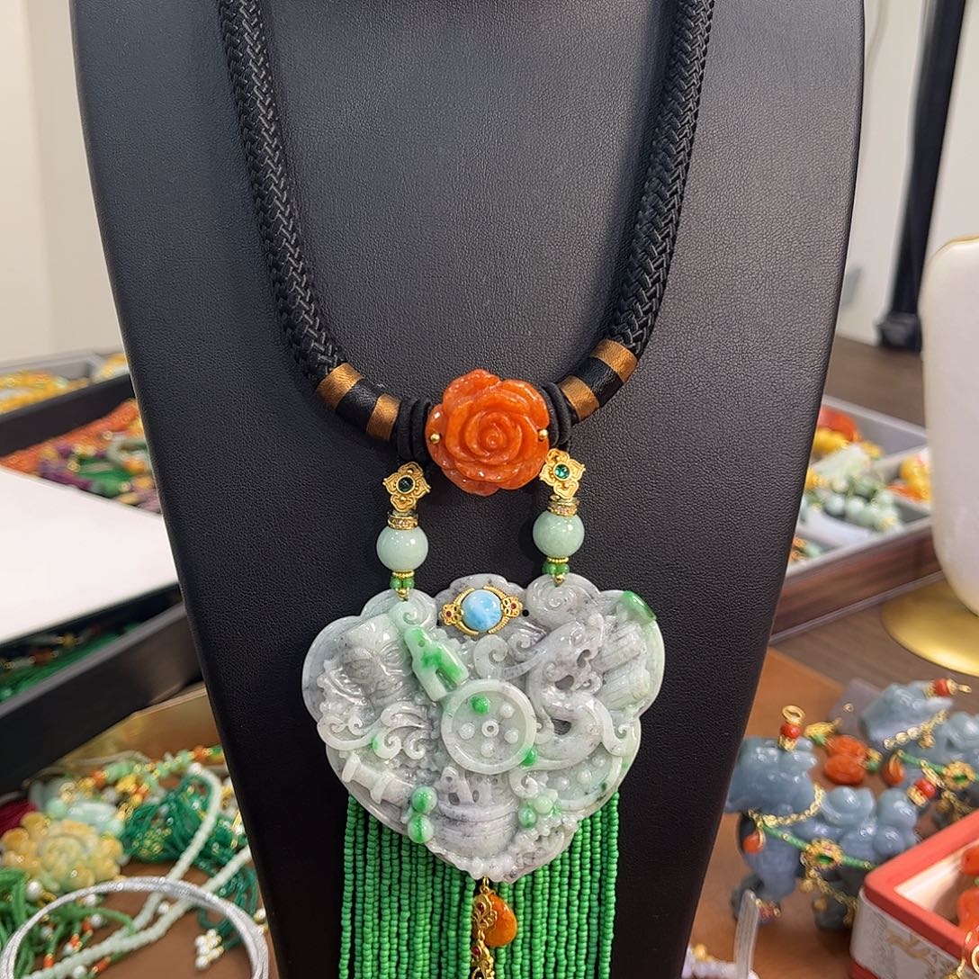 翡翠未镶嵌颈饰炸