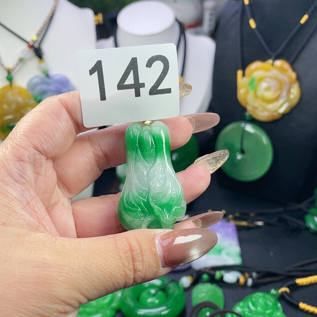 翡翠未镶嵌吊坠(赠链)