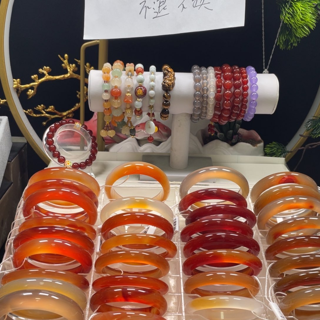 玛瑙/玉髓手镯未镶嵌一**利