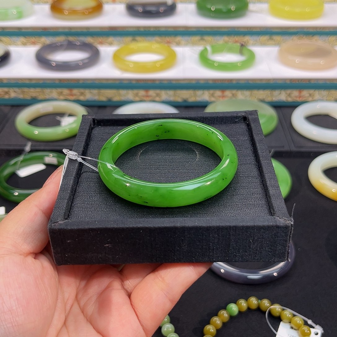 未镶嵌手镯和田玉-苹果绿猕猴桃