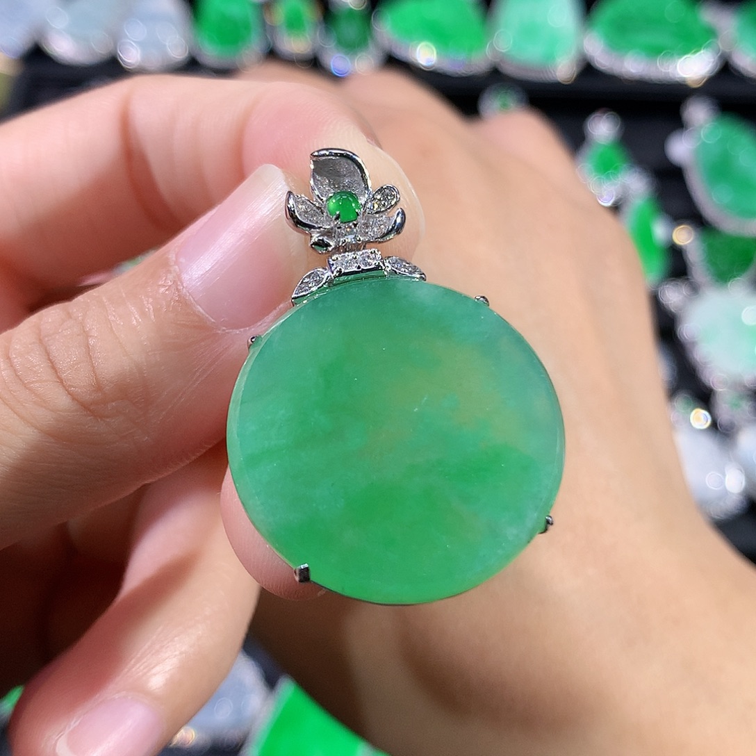 翡翠18K金镶嵌颈饰