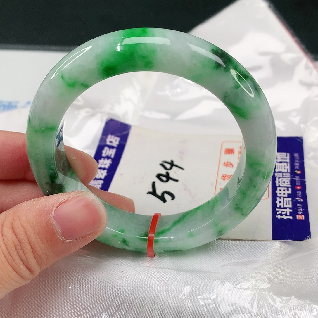 翡翠手镯未镶嵌翡翠