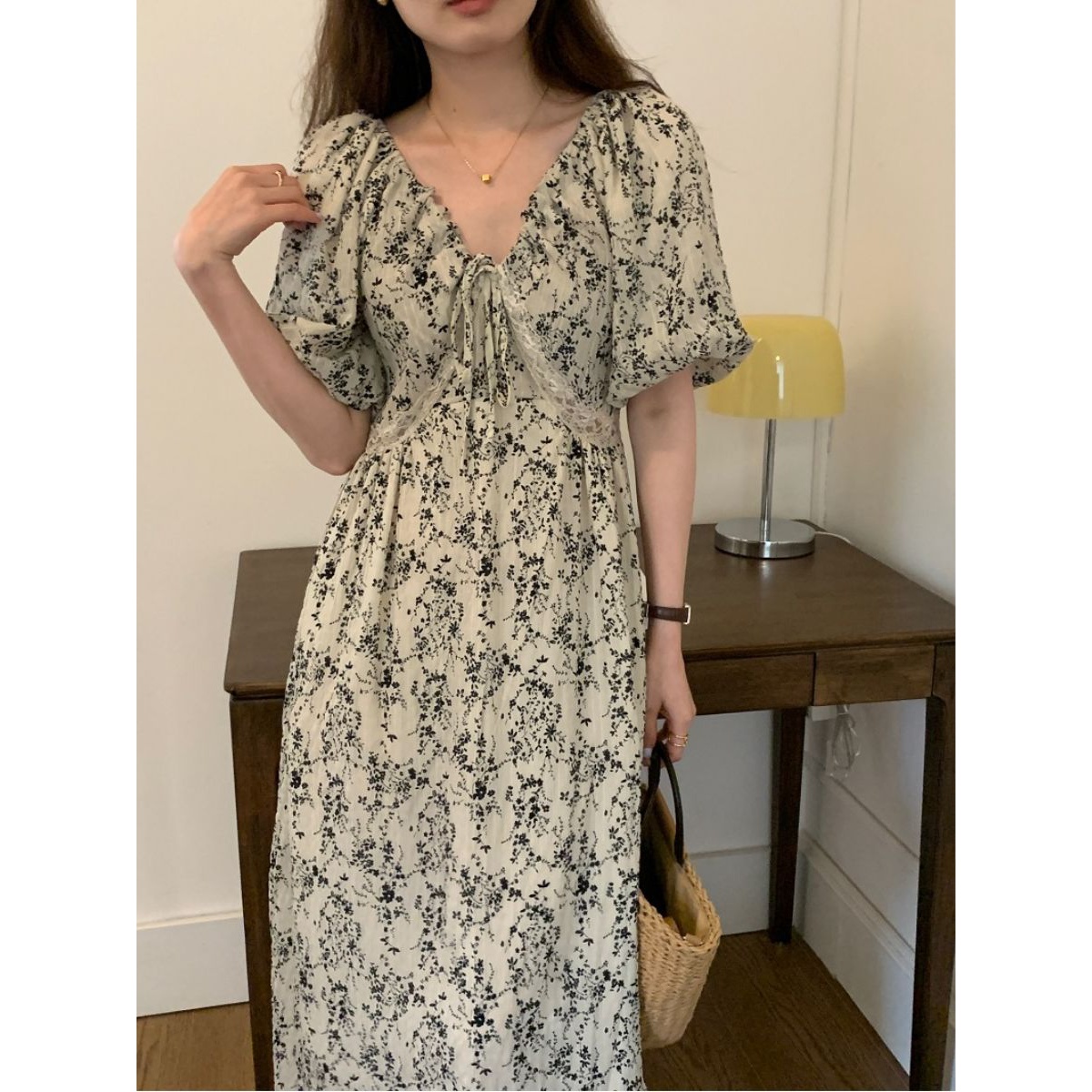 M大码法式温柔风水墨花抽绳系带拼接蕾丝v领收腰泡泡袖连衣裙