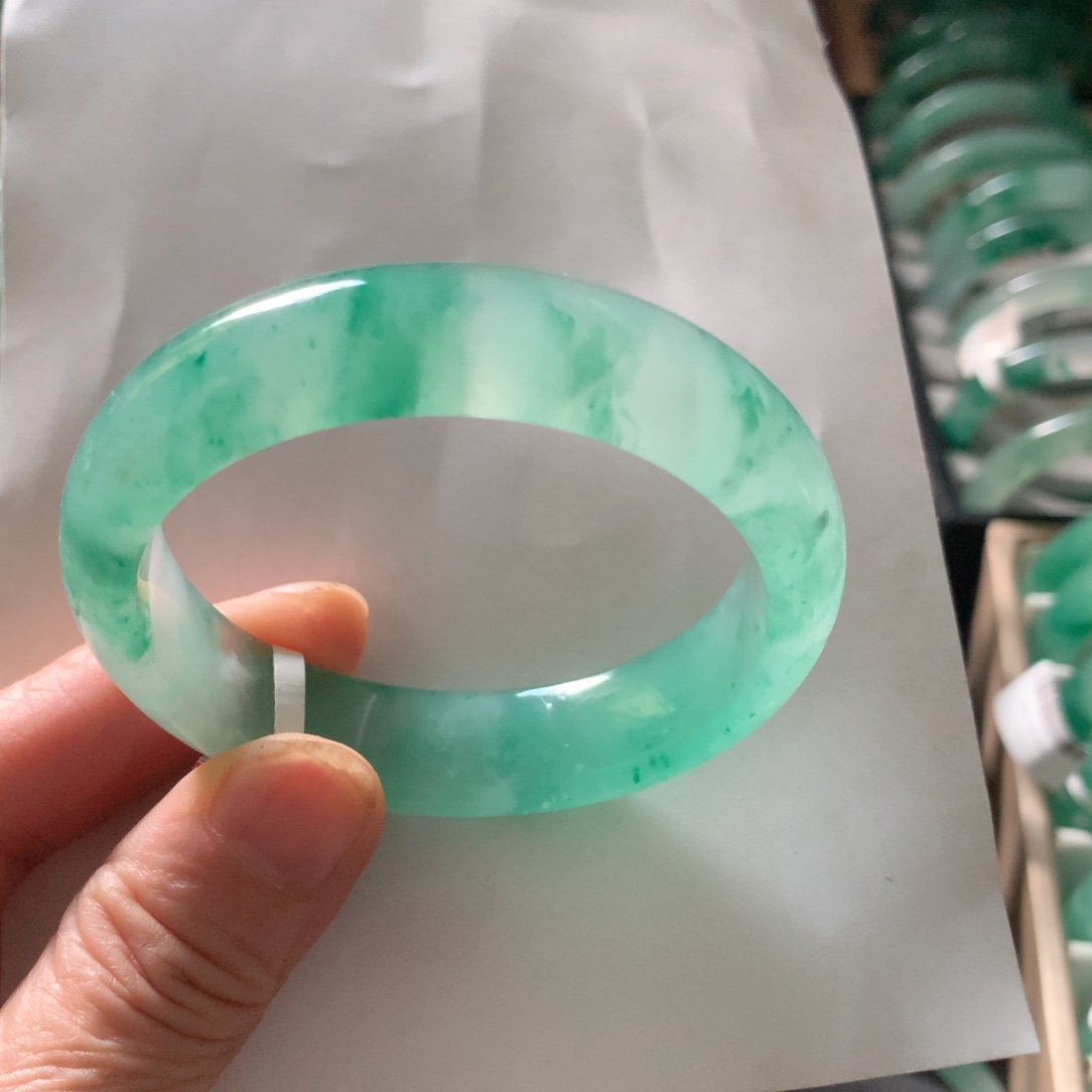 石英质玉（非洲翠）手镯未镶嵌