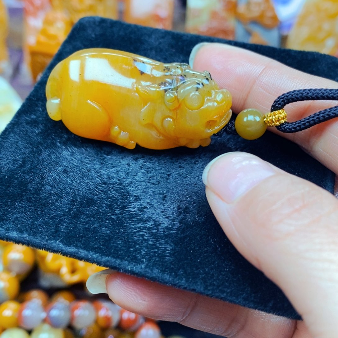 未镶嵌石英质玉（黄龙玉）颈饰