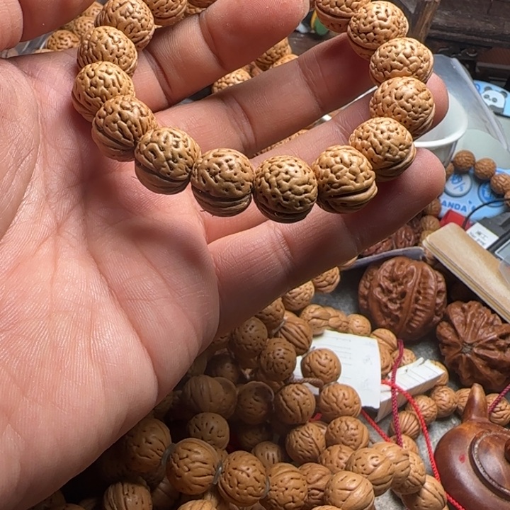 O*-野生桃核肌肉纹手串一条