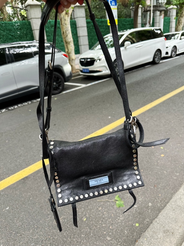 95新 Prada/普拉达 prada 怪怪 黑色铆钉翻盖邮差斜挎包