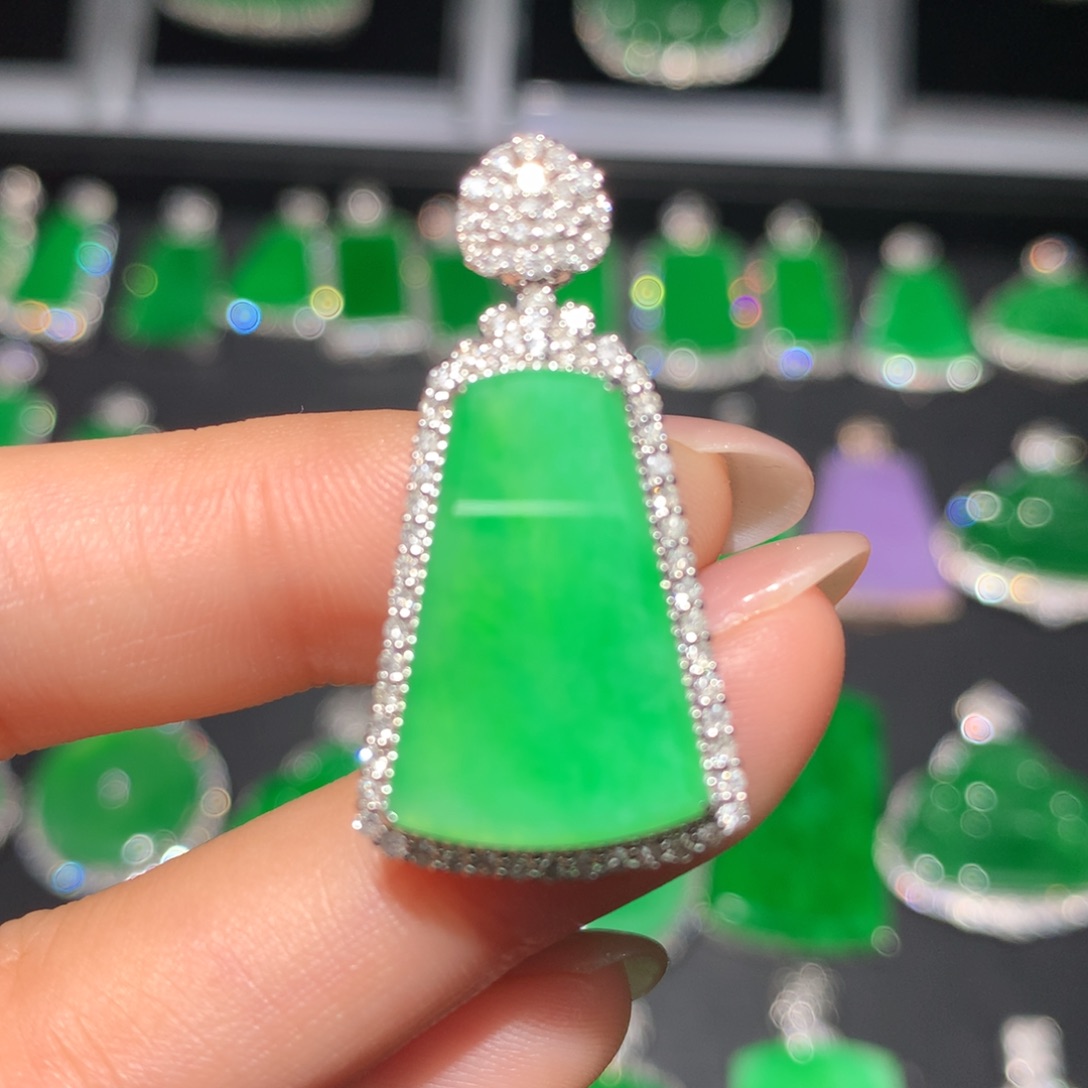 翡翠18K金镶嵌颈饰翡翠