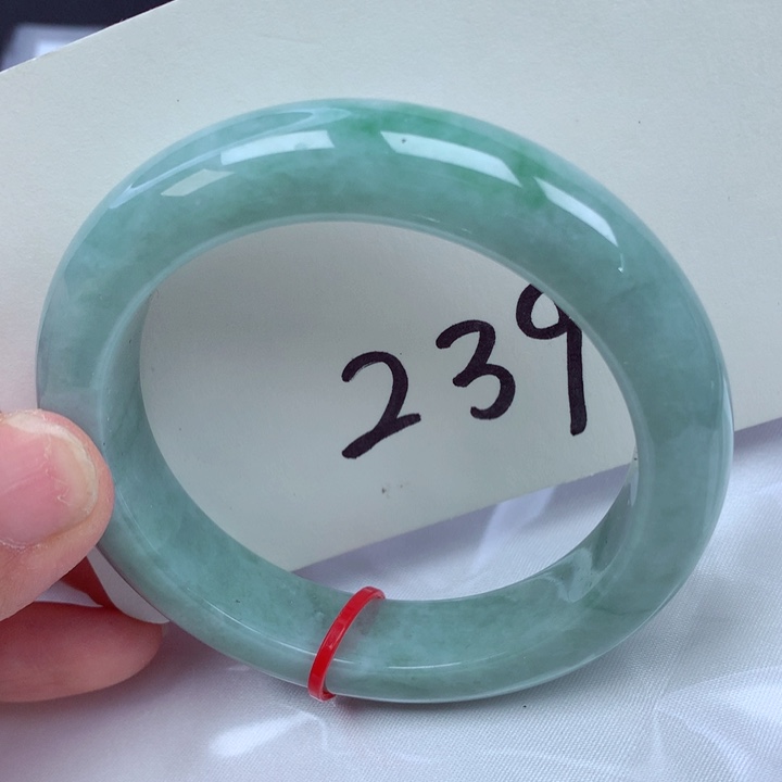 翡翠手镯未镶嵌翡翠