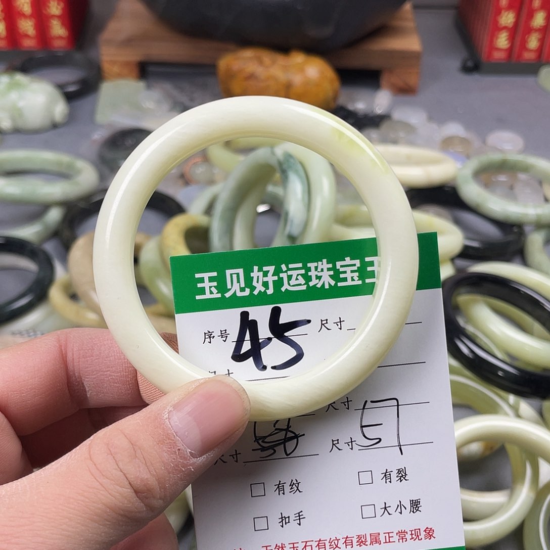 蛇纹石玉手镯未镶嵌