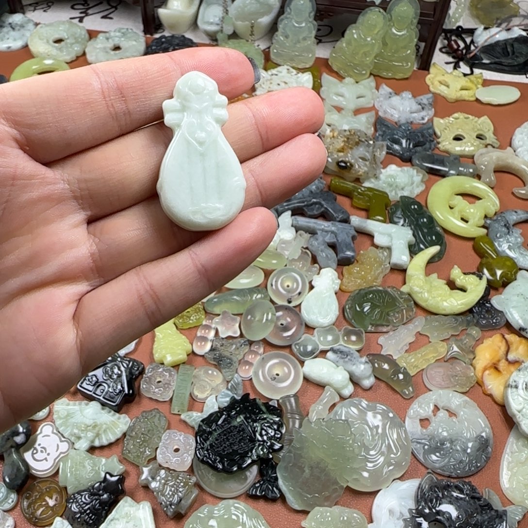 蛇纹石玉未镶嵌颈饰小知音，琵琶