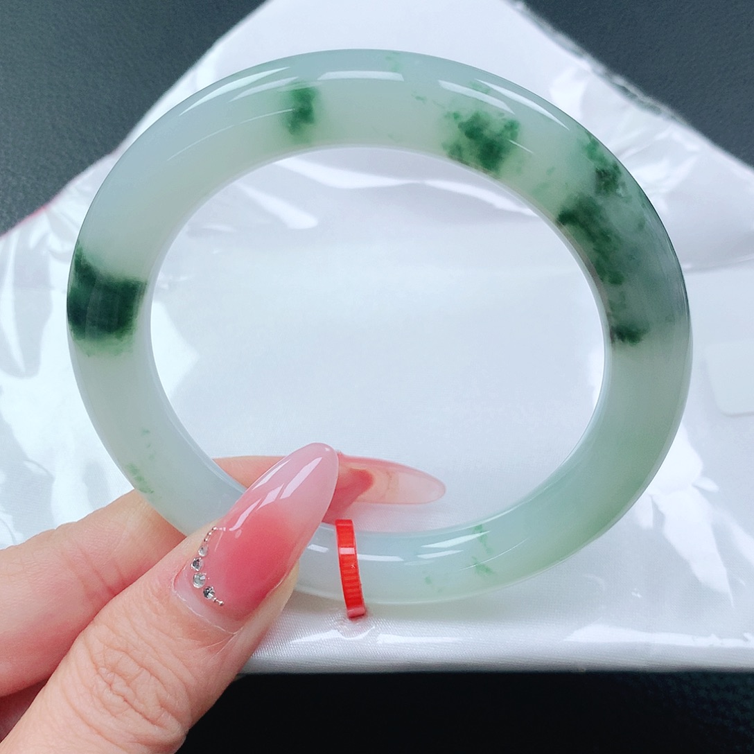 翡翠手镯未镶嵌56圈