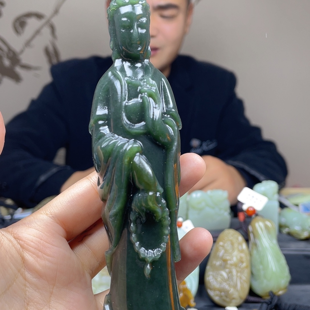 自***生和田玉未镶嵌颈饰