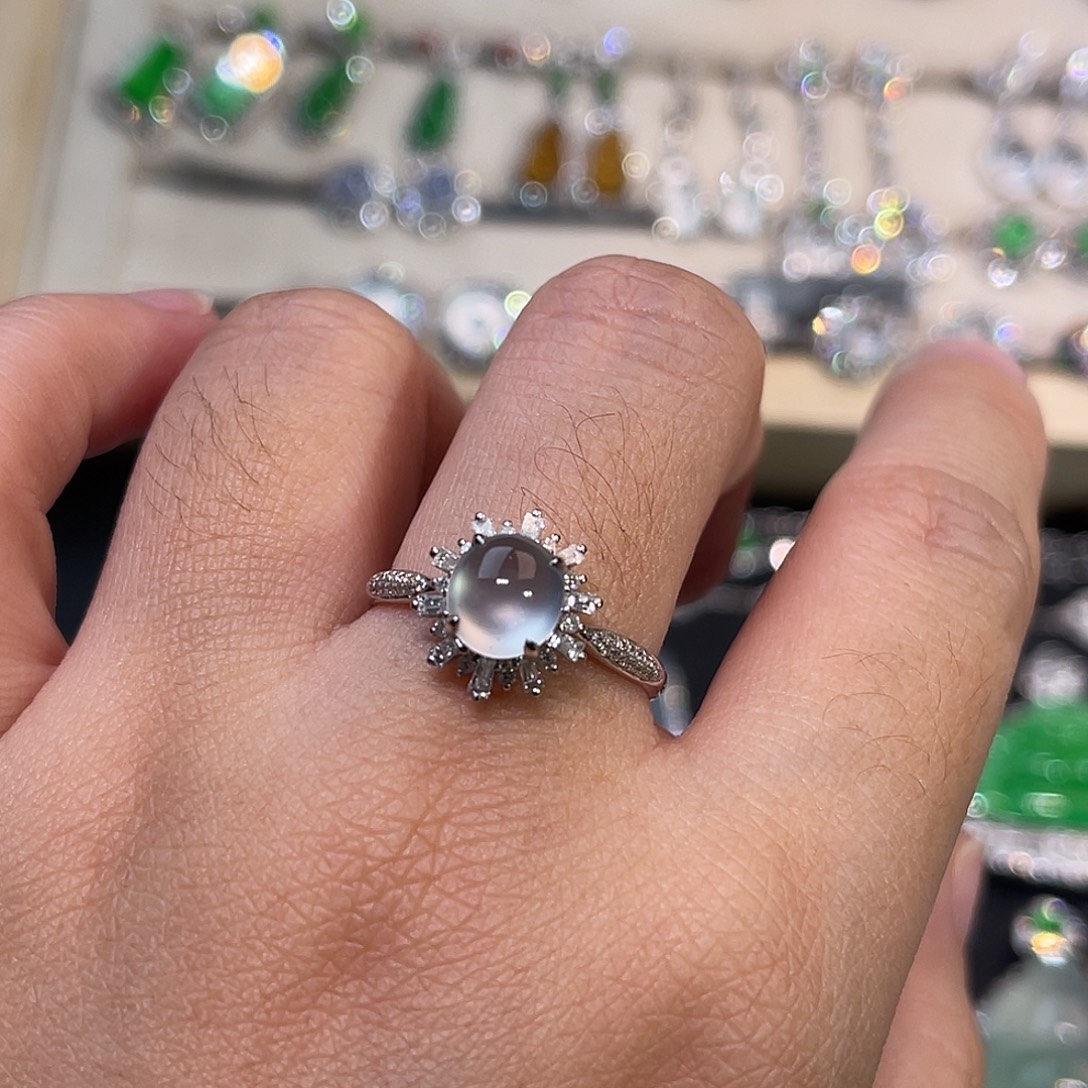 翡翠18K金镶嵌戒指冰蛋