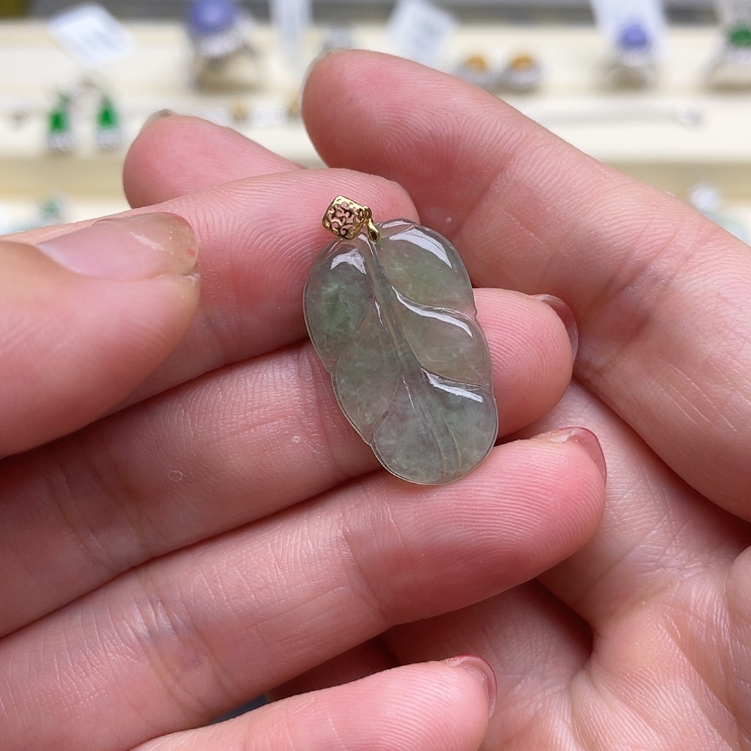 翡翠未镶嵌颈饰回流