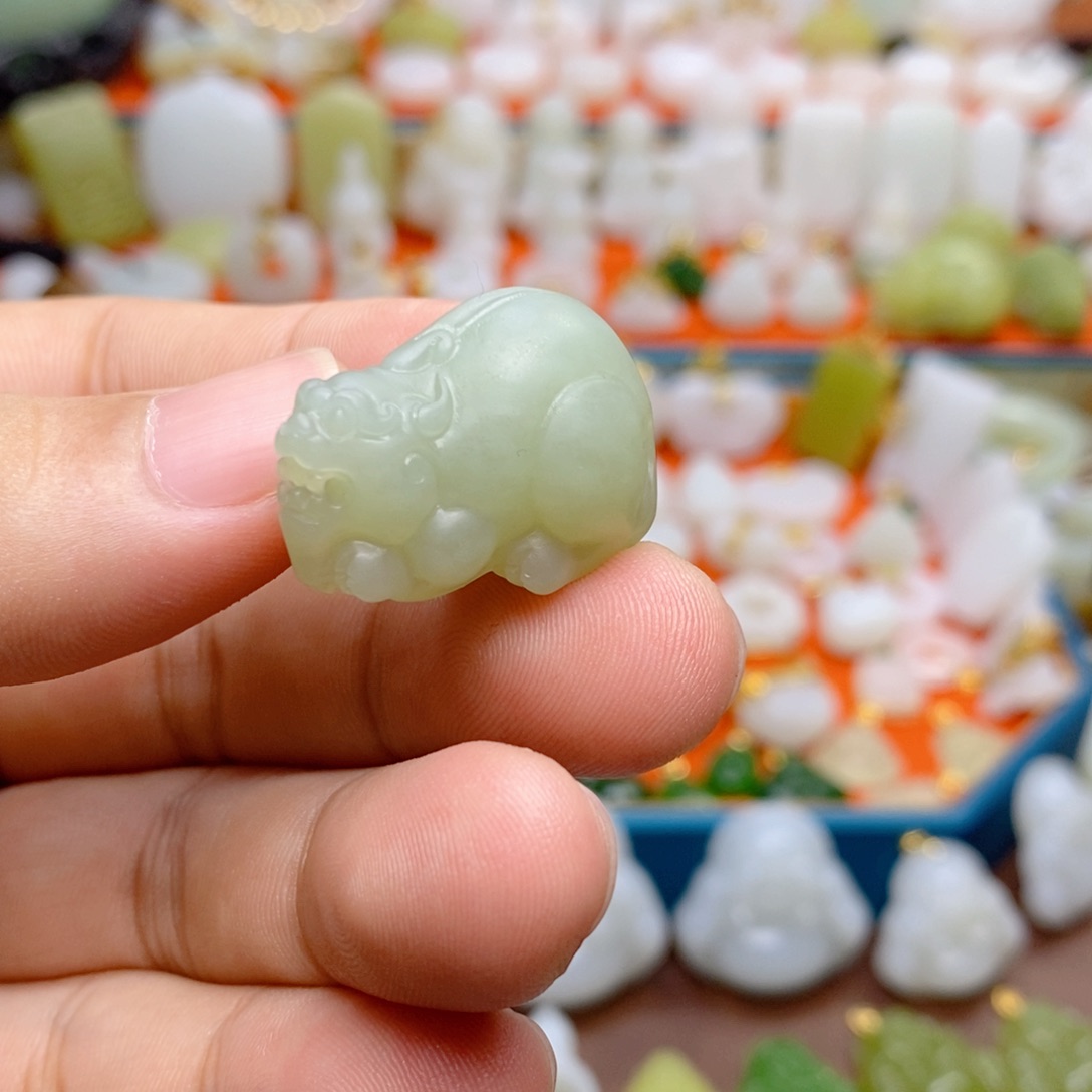 颈饰未镶嵌和田玉和田玉且末蓝貔貅吊坠（多样性发货）
