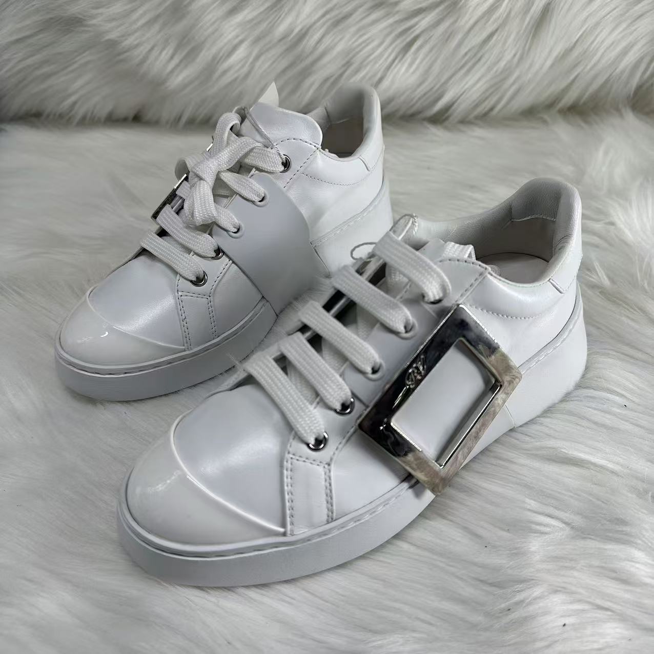 全新未使用 Roger Vivier/罗杰·维威耶 35码/白色方扣板鞋   971 