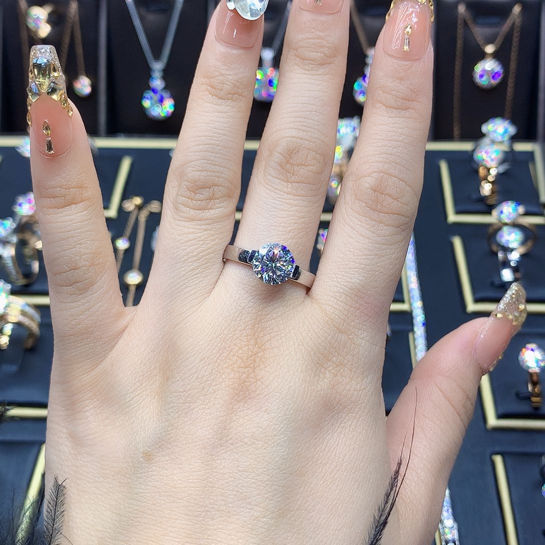 合成碳硅石（莫桑石）戒指/指环18K金镶嵌划****?