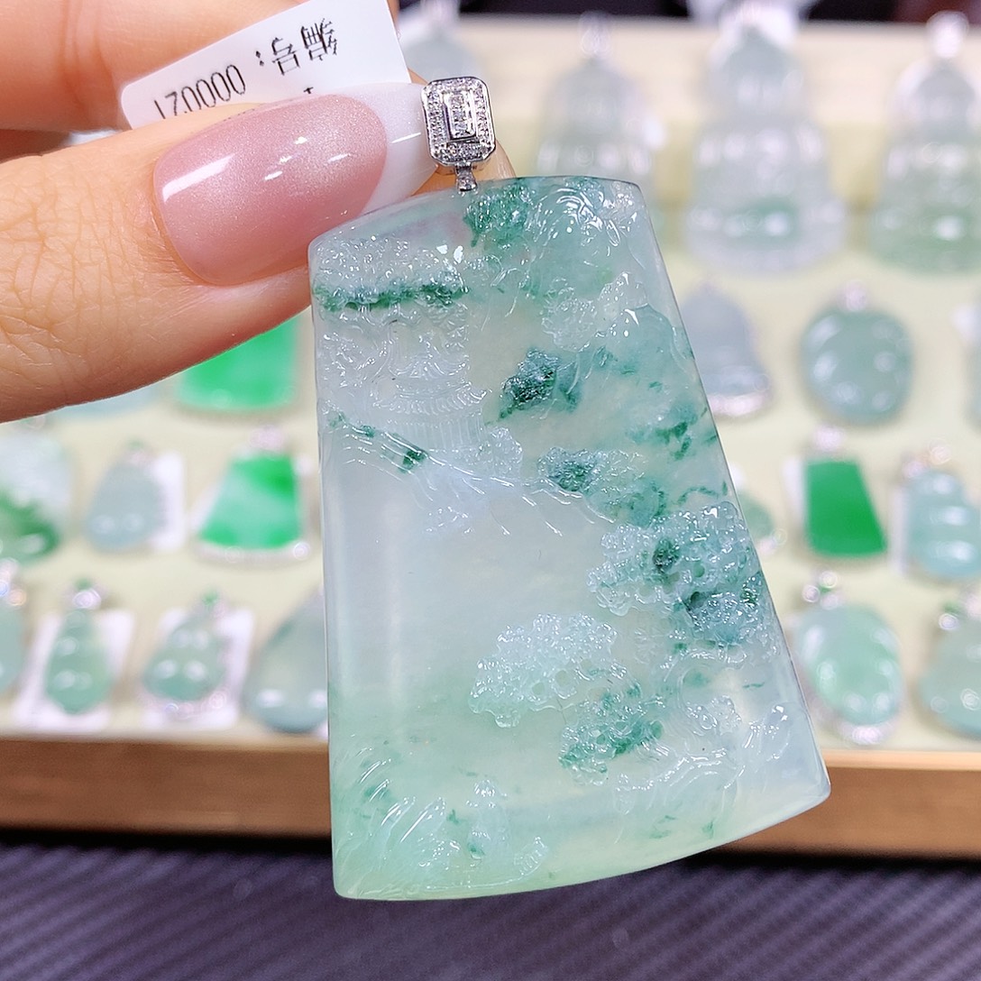 翡翠18K金镶嵌颈饰山水牌