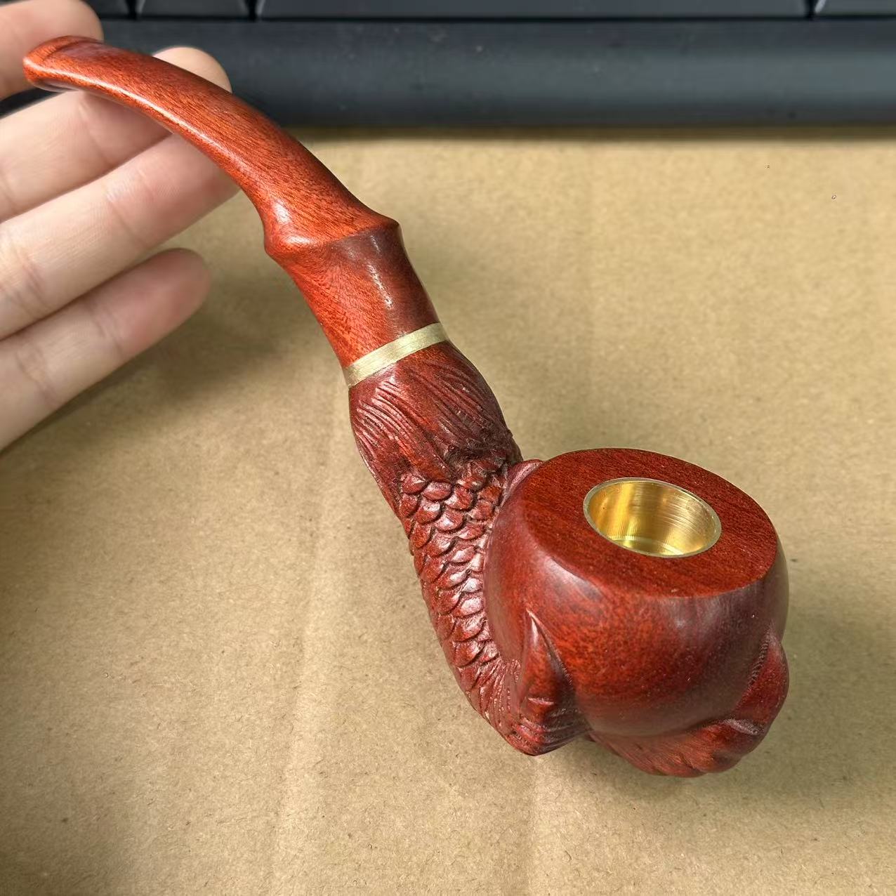血檀雕刻龙爪手托烟斗无礼盒 462