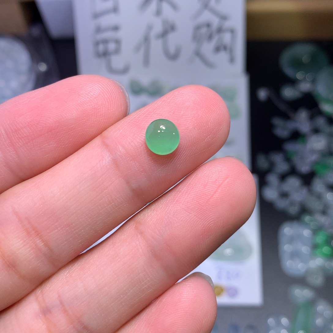 翡翠未镶嵌颈饰绿蛋