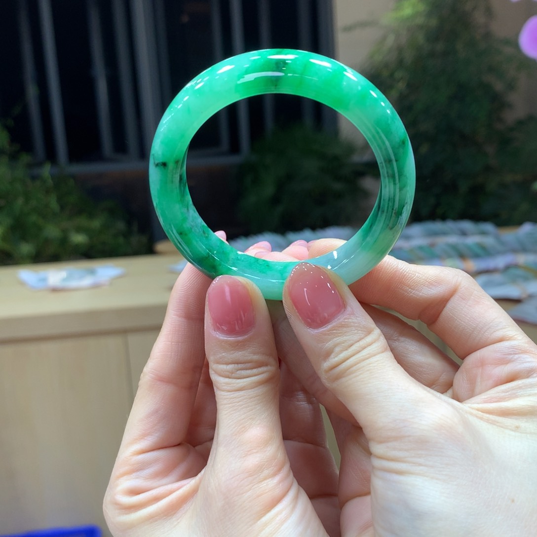 翡翠手镯未镶嵌不退不换