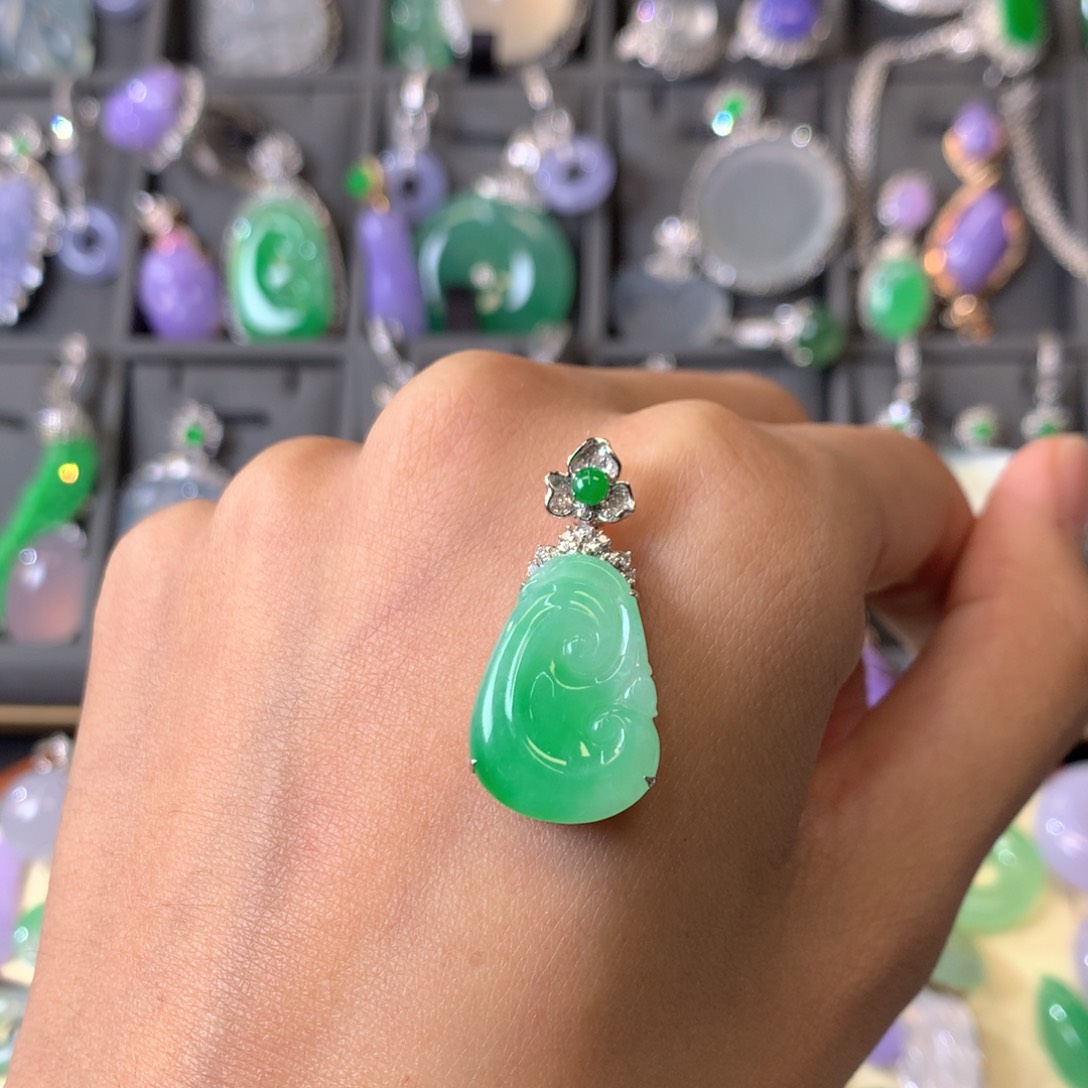 翡翠颈饰18K金镶嵌吊坠