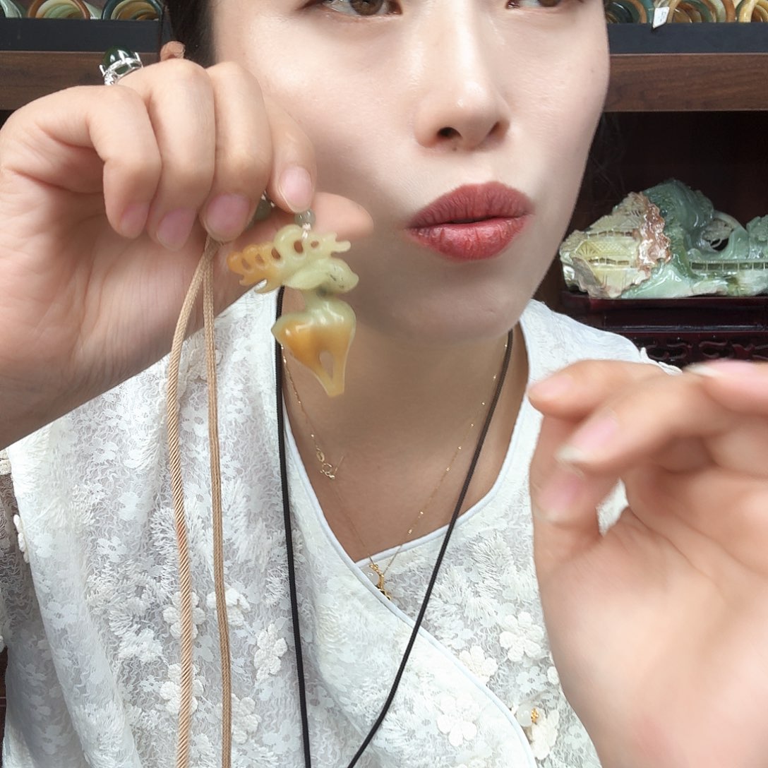 蛇纹石玉未镶嵌颈饰