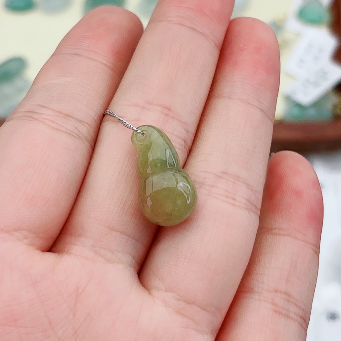 翡翠颈饰未镶嵌欣***?葫芦