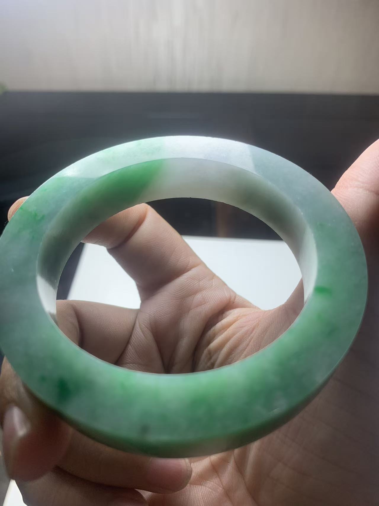 辣绿手镯翡翠手镯定制，翡翠手镯定制
