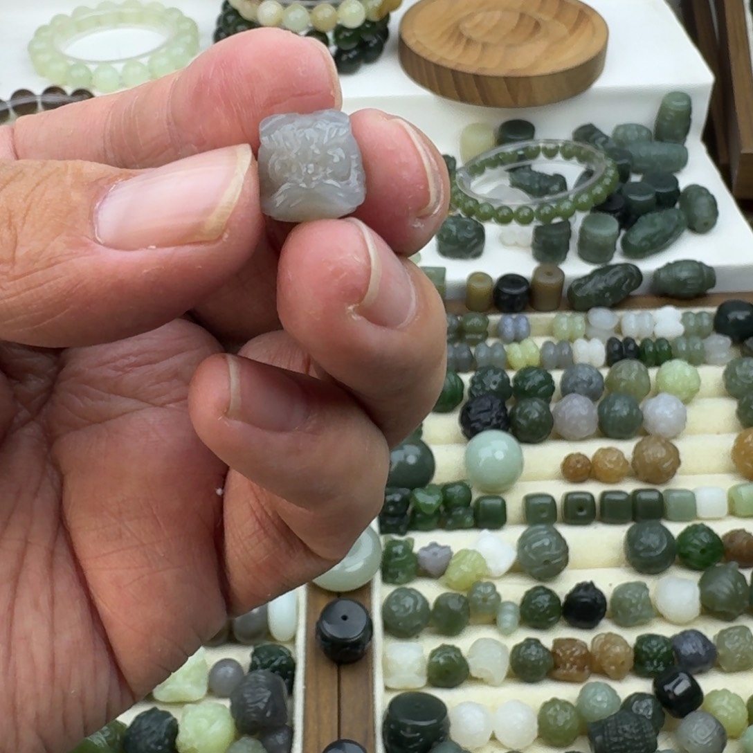 七***月和田玉未镶嵌珠宝半成品和田玉烟紫醒狮11+