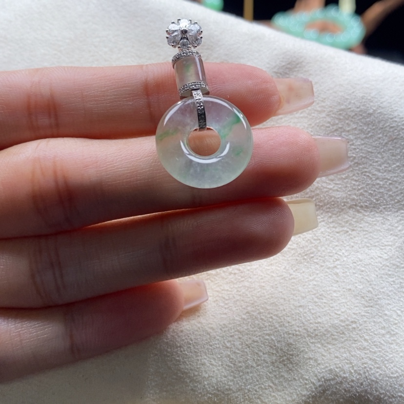 【闪购商品】翡翠颈饰18K金镶嵌高冰茶飘绿甜甜圈