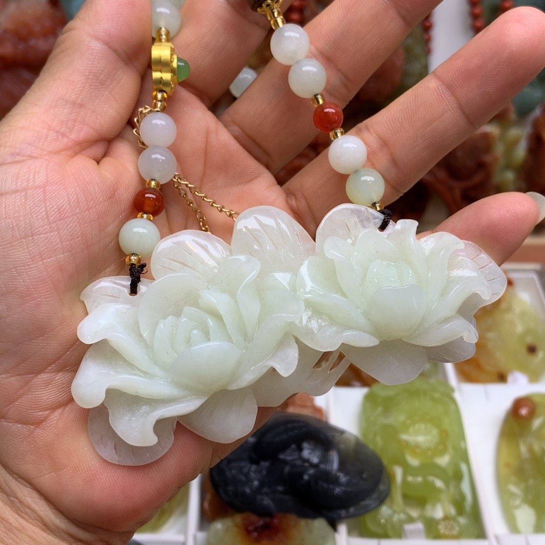 蛇纹石玉颈饰未镶嵌