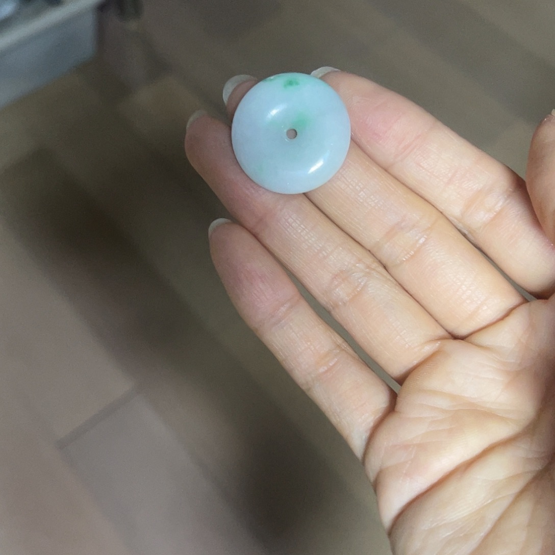 翡翠颈饰未镶嵌白底青平安扣