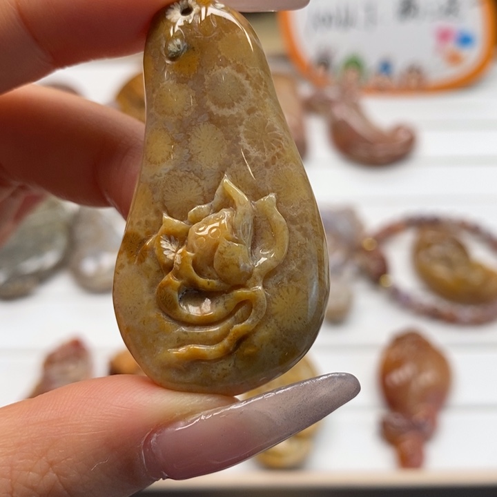 硅化玉颈饰未镶嵌莲花