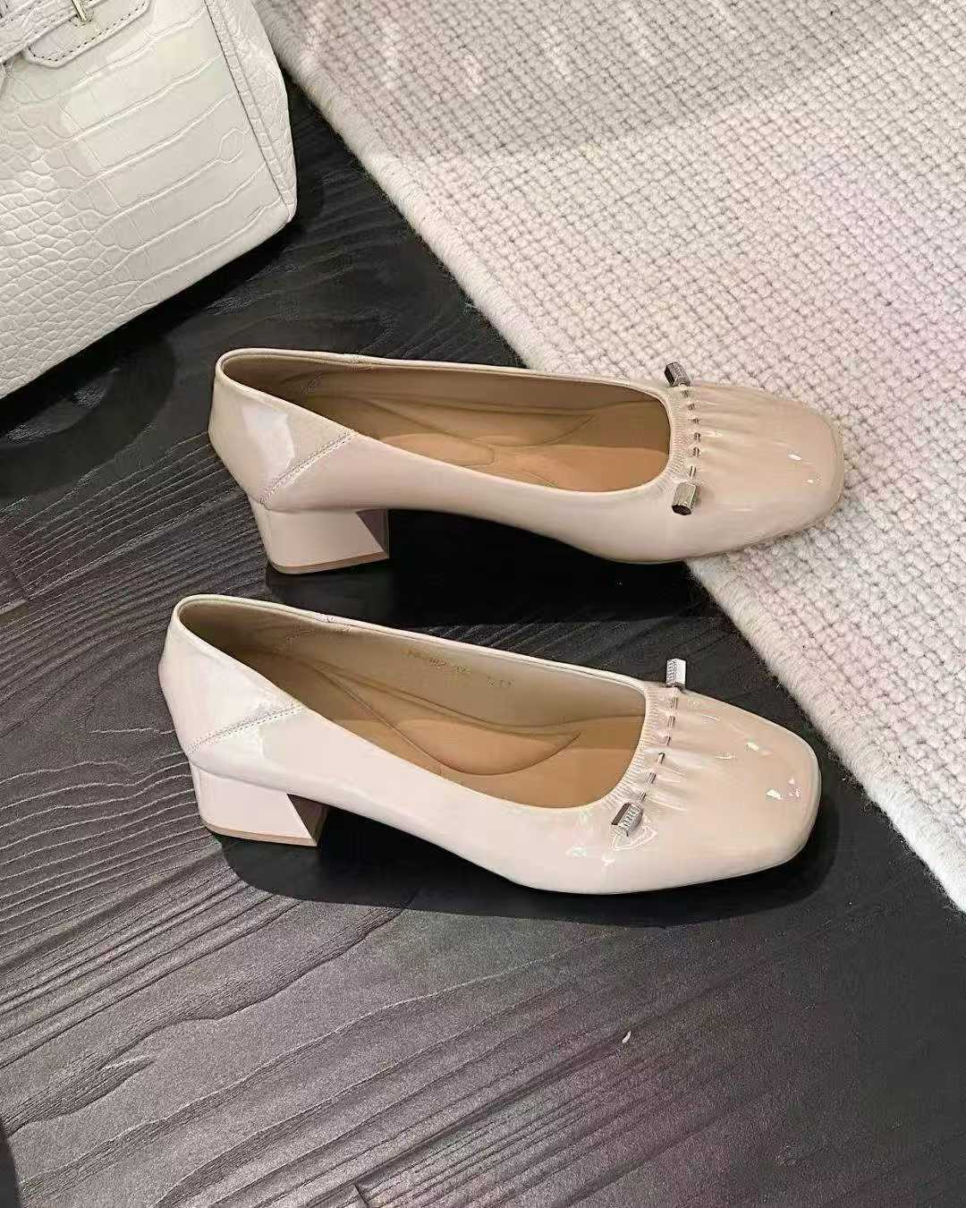 法式方头金属褶皱百搭单鞋女2025新款秋季洋气粗跟中跟通勤高跟鞋