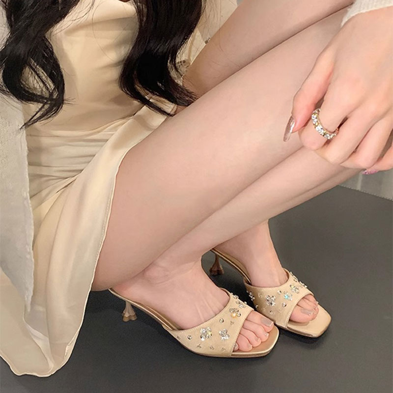 小猫跟方头花瓣粗跟气质凉拖2025新款夏季外穿水钻绸缎一字女拖鞋