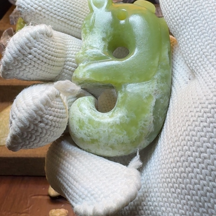 透闪石质玉把件未镶嵌