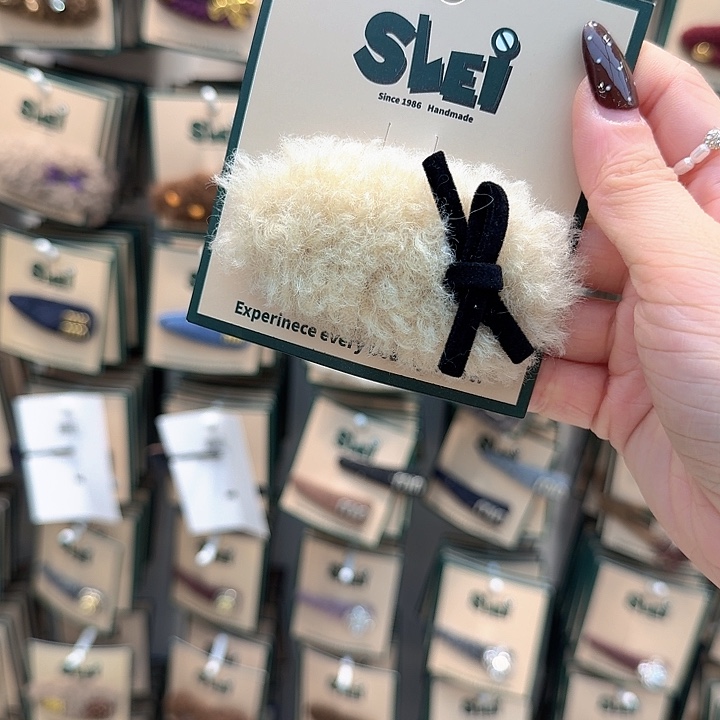 白色毛毛黑蝴蝶结掰掰