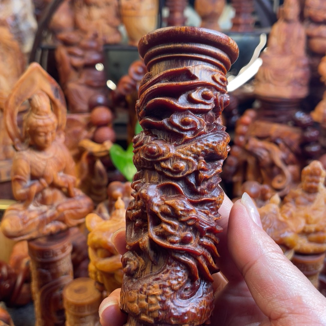 苏***铁松木（琥珀木）其他微瑕龙柱