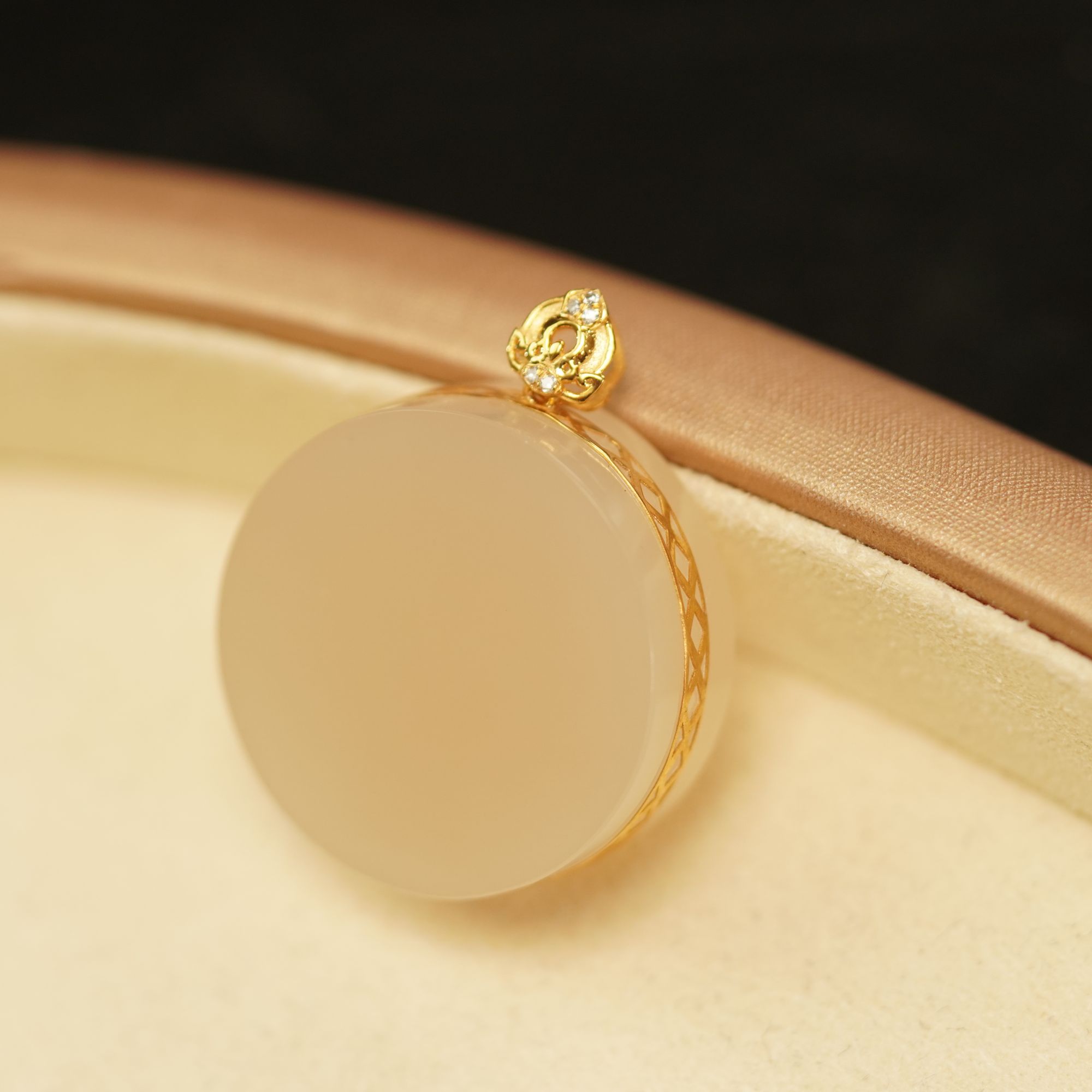 【之七珠宝】和田玉藕粉圆牌+18金镶嵌吊坠 约卡23*23*8.3mm