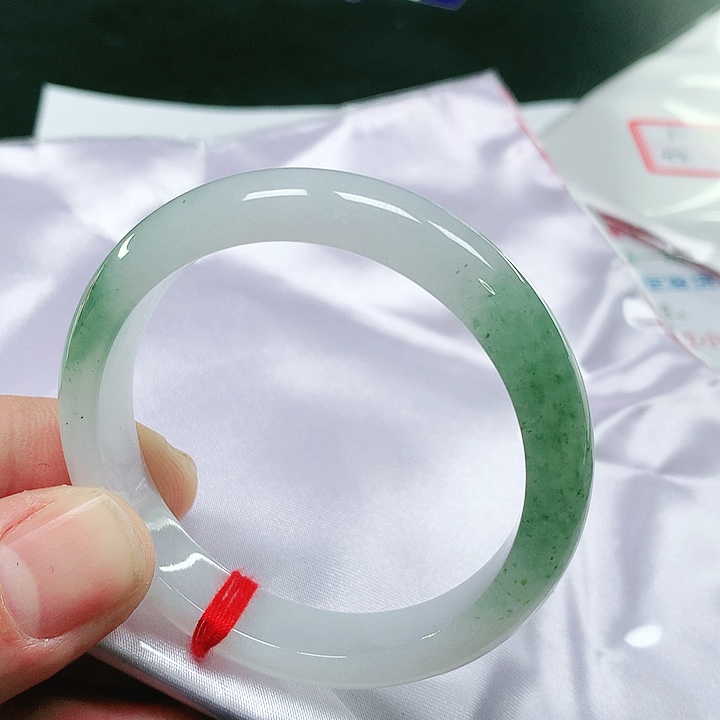 翡翠手镯（圆镯）未镶嵌翡翠手镯未镶嵌