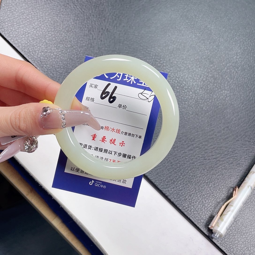 和田玉手镯未镶嵌钞****?