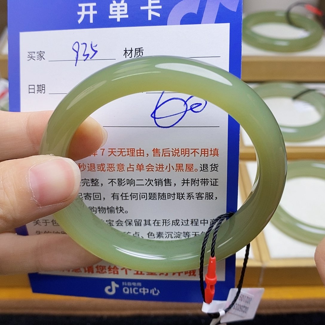 和田玉手镯未镶嵌五**?    sy