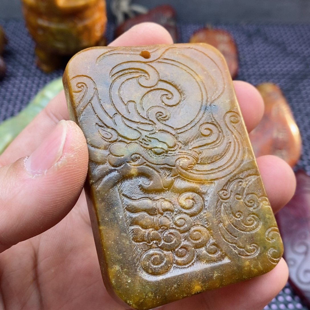 蛇纹石玉颈饰未镶嵌
