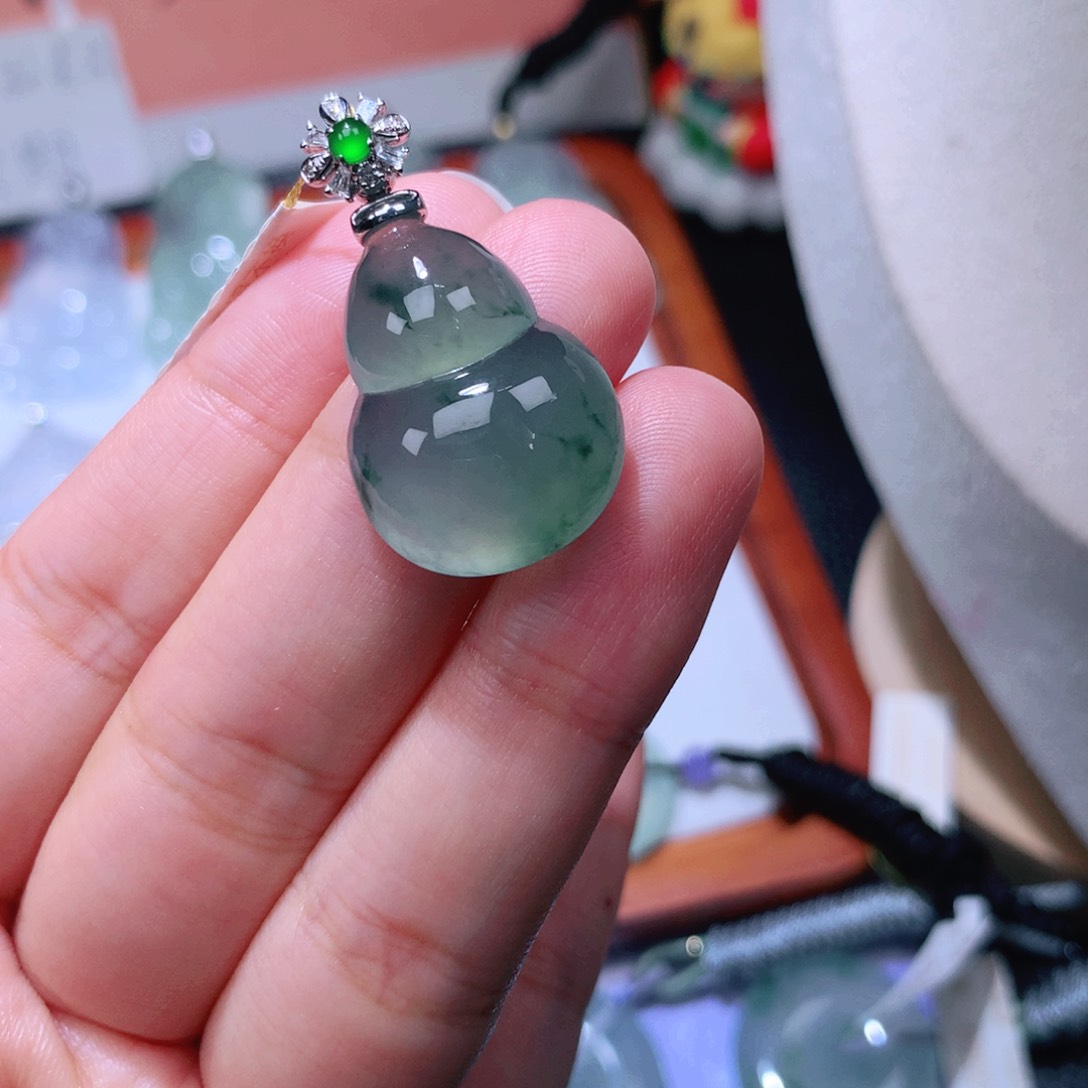 颈饰18K金镶嵌翡翠葫芦